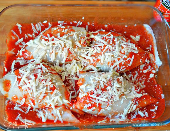 Выложить в форму для запекания подготовленные тушки, залить томатным соусом, сбрызнуть лимонным соком, посыпать тёртым пармезаном и поставить в нагретую до 180г духовку на 15-20 минут.