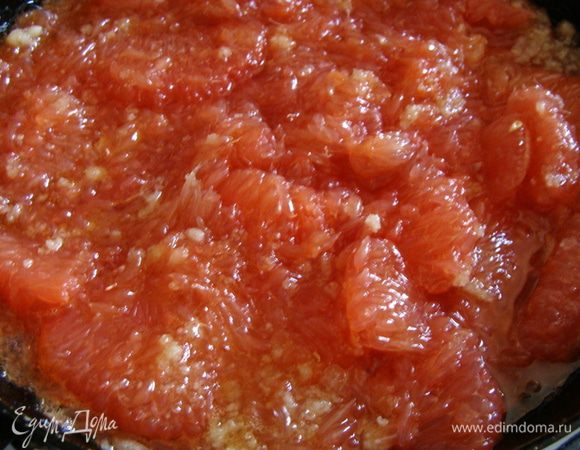 Сливочное масло растопить в сковороде, высыпать сахар, размешать, и добавить в массу грейпфруты.
Осторожно размешать. Довести до кипения, периодически помешивая, прокипятить 1-2 минуты.

