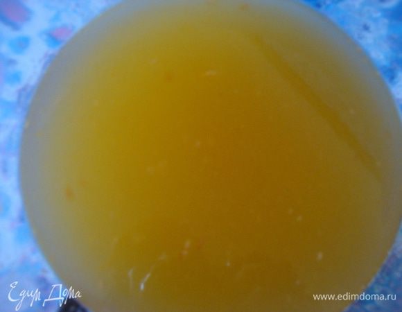 и отдельно сироп.
Часть сиропа, я использовала для крема. Примерно половину.
Смешать сироп с заранее растопленным желатином (10 г желатина + 100 мл воды) и маскарпоне. Взбить блендером, поставить в холод, если крем житковатый, когда он начнет густеть, можно собирать торт.