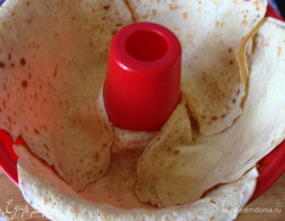 Блины я приготовила заранее. Они должны быть холодные.
У меня блины на сыворотке, абсолютно без масла, т.е. диетические. 
Форму выложить блинами. На это у меня ушло 4 шт.