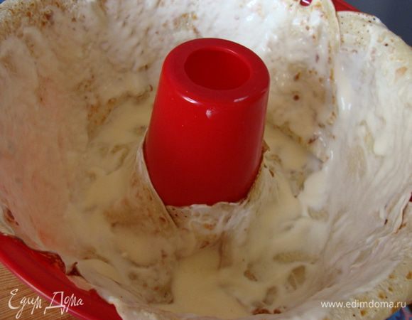 Смазать блины кремом.