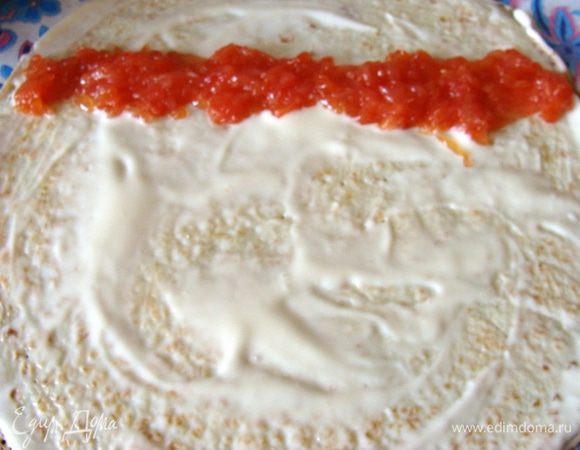 Далее, каждый блин смазывать кремом (примерно 1 ст. л.) и выкладывать грейпфрутовую массу (примерно 1 ч. л.).