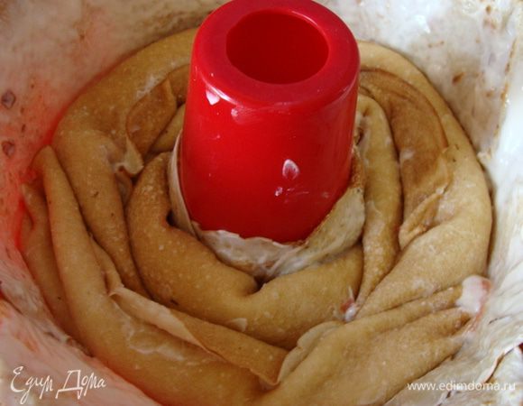 Блин заворачиваем трубочкой и помещаем в форму.
На первый слой у меня ушло 6 фаршированных блинчиков.