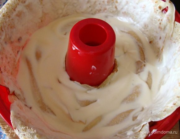 Далее нужно смазать слой блинчиков кремом и выложить еще один такой, тоже из 6 штук. И конечно опять нужно смазать обильно кремом.