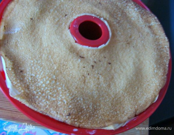 Опять смазываем обильно слой блинчиков кремом и накрываем последним блином. 
Придавливаем так, чтобы все было ровно.
Теперь конструкцию нужно закрыть пленкой и убрать на ночь в холодильник.