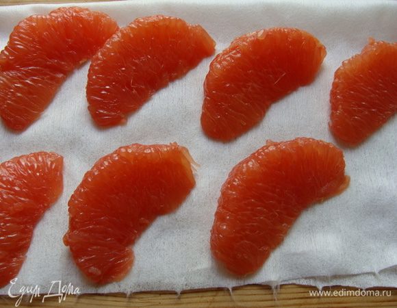 Для того, чтобы украсить торт так, как сделала это я, нужно:
Обсушить дольки грейпфрута, которые мы оставили для украшения и которые тоже провели ночь в холодильнике.