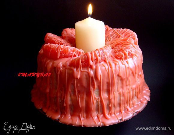 Теперь дело только за фантазией! Мне очень хотелось, чтобы торт был максимально похож на свечу! 
Поэтому я сначала подождала пока глазурь только начнет густеть и полила ею торт, потом вернула ее в холод на некоторое время.
Все происходит довольно быстро, поэтому отлучаться во время приготовления не советую, глазурь очень быстро может застыть совсем!
Потом я выложила дольки грейпфрута и поливала торт уже имитируя капли воска.
Конечно все это нужно делать, поставив торт на решетку, но убытков у меня было очень не много. 
Оставшуюся глазурь (несколько столовых ложек), я смешала с домашним творогом и вылолжила в маленькие формочки. Получился очень искусный десерт :)