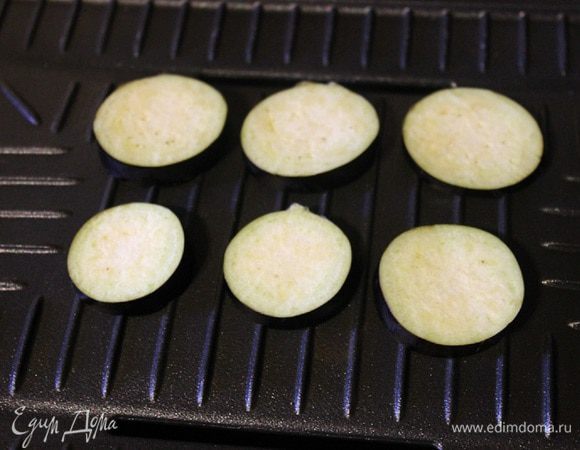 Баклажан нарезать кружочками и обжарить на гриле или сковороде с каждой стороны, до мягкости.