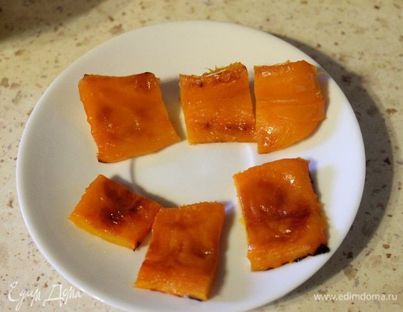 Перец запечь в духовке до черных подпалин. Сложить в пакет на 10 минут, затем снять кожицу и нарезать на квадратики.