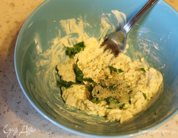 Сыр размять вилкой, добавить к нему щепотку перца, сметану, мелко рубленную петрушку и чеснок пропущенный через пресс. Фасоль отварить и пюрировать блендером.