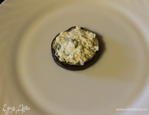 Приступим к сборке: на кружок баклажана кладем сыр с зеленью.