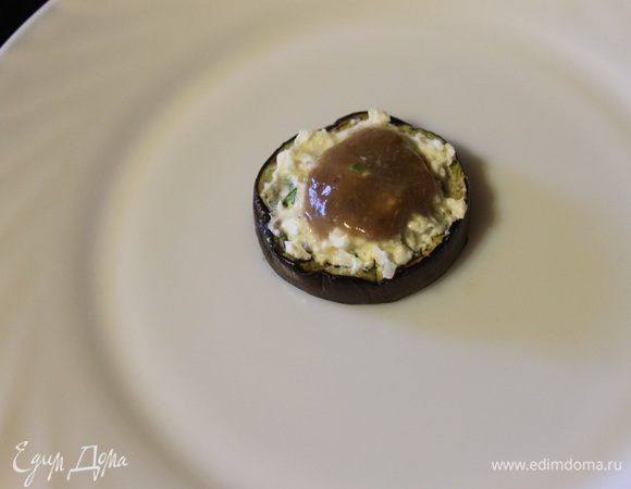 Сверху кладем 1/2 ч. л. пюре из фасоли.