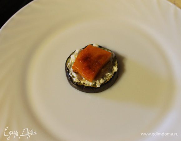 Затем кусочек перца. Повторяем слои еще два раза.