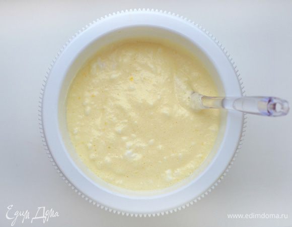  Аккуратно перемешать (сверху вниз спатулой) до однородности массы. 
 