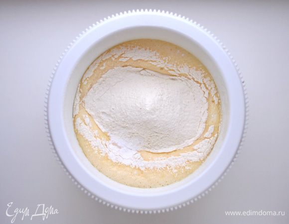 Муку смешать с разрыхлителем и крахмалом, просеять и добавить в яичную массу. Перемешать спатулой очень аккуратно - сверху вниз.