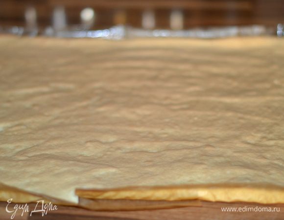 Выпекать в заранее прогретой духовке при 180 гр примерно 10 минут, до слегка золотистого цвета. Готовность проверить нажатием на бисквит пальца, если он пружинит, не проваливается, значит бисквит готов. 