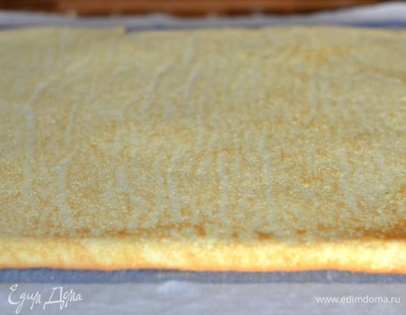 Готовый бисквит аккуратно отсоединить от бумаги, помогая себе спатулой или кулинарным шпателем.