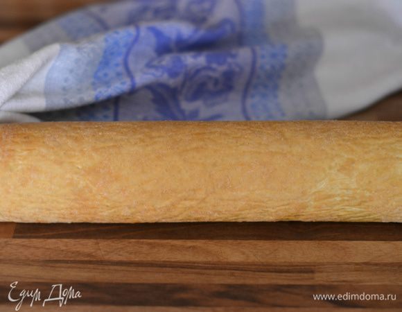 Бисквит свернуть в рулет вместе с бумагой, на которой он выпекался. 