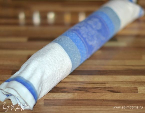 Завернуть рулет во влажное полотенце, чтобы не высох. Дать полностью остыть. У меня в таком виде он пролежал около часа.