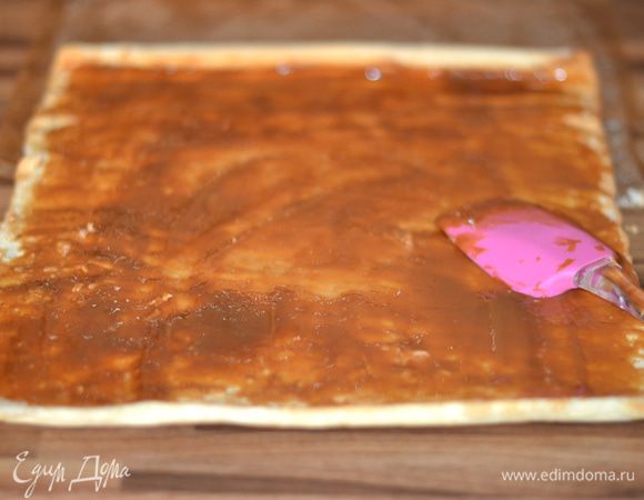 Рулет развернуть, сбрызнуть любым сиропом. У меня сироп шиповника, разведенный с водой 1:1. Нанести любую начинку. В данном случае  вареная сгущенка.