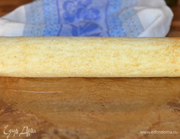 Сформировать рулет. Завернуть плотно в ту же бумагу. Дать полежать минут 30, чтобы рулет пропитался и принял форму.