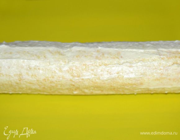 Приготовить масляный крем под мастику: сливочное масло взбить со сгущенным молоком до пышной кремообразной консистенции. Смазать рулетом крем со всех сторон.
