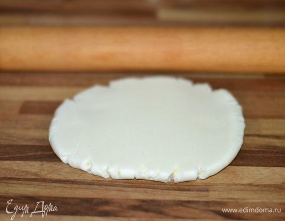 Готовим сахарную мастику. Сухое молоко, сгущенное молоко, сахарную пудру смешать в пропорции 1:1:1. Если масса будет все же липкой, добавить еще пудры. 
