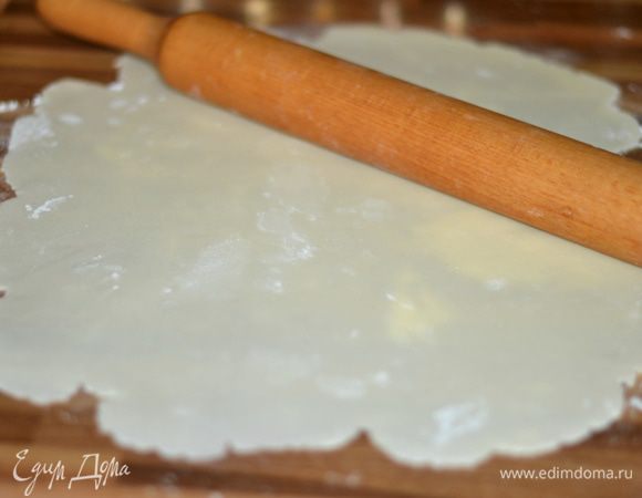 Мастику раскатать скалкой, присыпав рабочую поверхность сахарной пудрой.