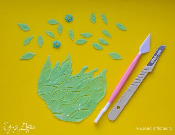 С помощью скальпеля листочки.