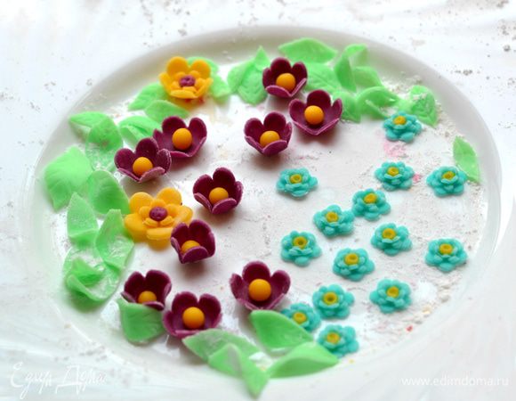 Мелкие детали склеиваем водой, при помощи кисточки.