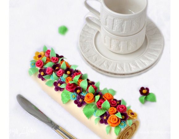 Украшаем рулет по своему желанию.