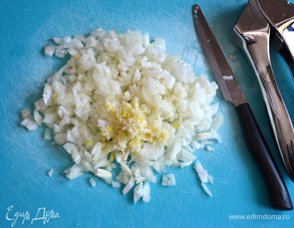 Лук и чеснок очистите и мелко нарежьте.