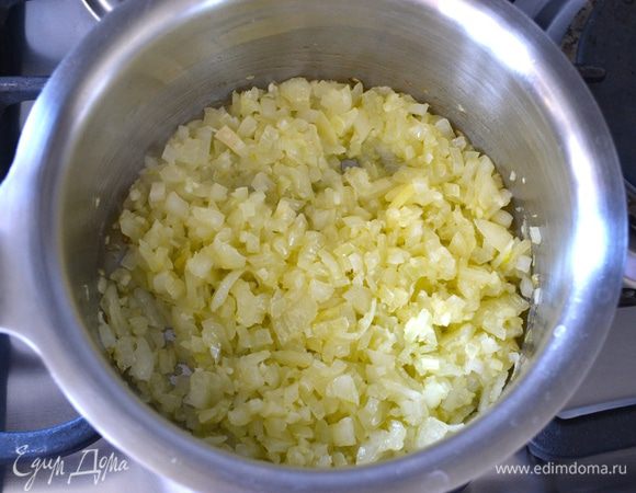 Разогрейте в сотейнике оливковое масло и обжарьте лук с чесноком, пока не станут мягче, минут 5. 