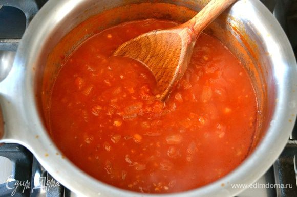 В стакане воды разведите томатный концентрат и добавьте к овощам. Варите всё на слабом огне, пока соус не уварится и не загустеет.