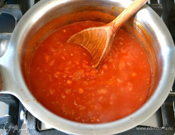 В стакане воды разведите томатный концентрат и добавьте к овощам. Варите всё на слабом огне, пока соус не уварится и не загустеет.