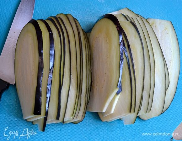 Теперь нарежьте 4 баклажана среднего размера ломтиками. 