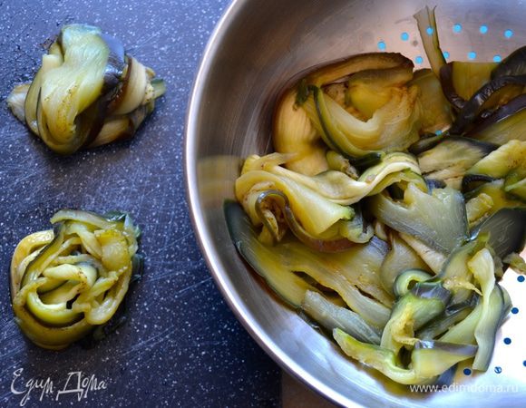 Достаньте их из воды и дайте стечь жидкости. Как следует отожмите.