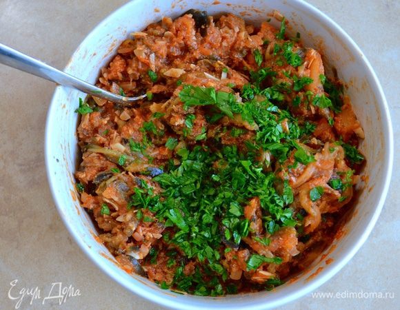 Измельчите петрушку и добавьте в миску к баклажанам. Посолите всё и поперчите по вкусу. Как следует еще раз всё перемешайте.
