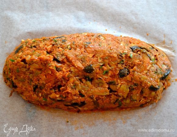 Полученную смесь выложите на лист пекарской бумаги. Придайте форму "рулета", или большой продолговатой тефтели! :)