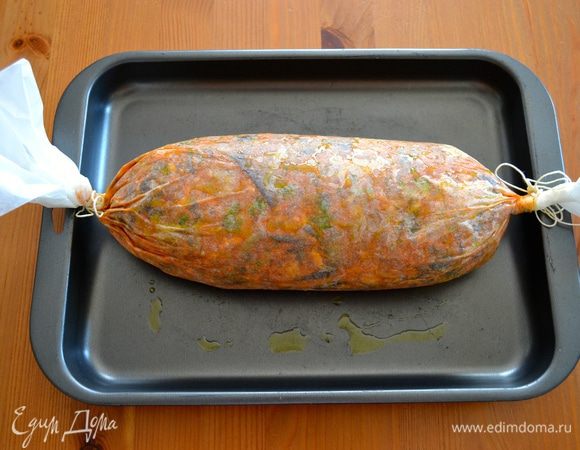 Заверните в бумагу, закрутите и завяжите края, придав "рулету" вид большой карамели :) Выложите на противень и смажьте рулет сверху оливковым маслом.