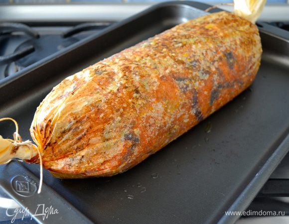 Запекайте в разогретой до 200°C духовке 30 минут. Готовый рулет достать и дать остыть. 