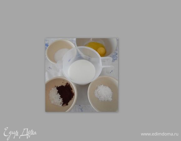 Начнём процесс с приготовления крема. Нам понадобится молоко, желтки, мука, крахмал, сахар, какао. В чашку насыпать крахмал и муку. Добавить в сухую смесь желтки и перемешать венчиком до однородности. Влить третью часть горячего молока с растворённым в нём какао, в крахмально-яичную смесь, интенсивно помешивая венчиком. Затем, при непрерывном помешивании, влить оставшееся молоко, поставить на слабый огонь, постоянно помешивая деревянной лопаткой или венчиком. В процессе нагревания крем загустеет.