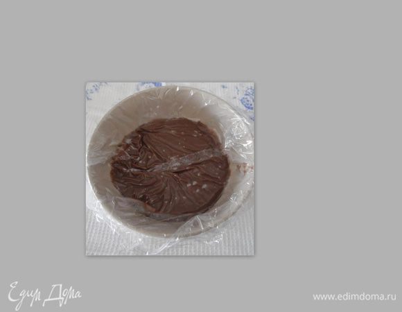 Переложить крем в чашку, чтобы быстрее остывал. Чашку с кремом накрыть пищевой пленкой так, чтобы пленка легла прямо на поверхность крема, тогда на поверхности не будет образовываться пленочка. Поставить в холодильник, до полного остывания.