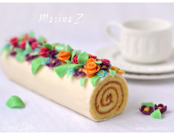 Теперь мастичные украшения нужно "оживить", придать им блеск и натуральность. Для этого приготовим раствор из меда и водки (спирта). Этим раствором покрыть каждый лепесток и каждый цветок.Работа кропотливая, но увлекательная.