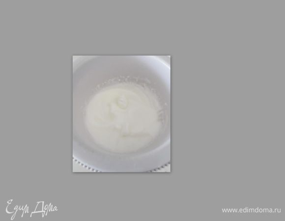 Взбить белки до мягких пиков. Проверка: переверните аккуратно чашу, белки держат форму, не стекают.