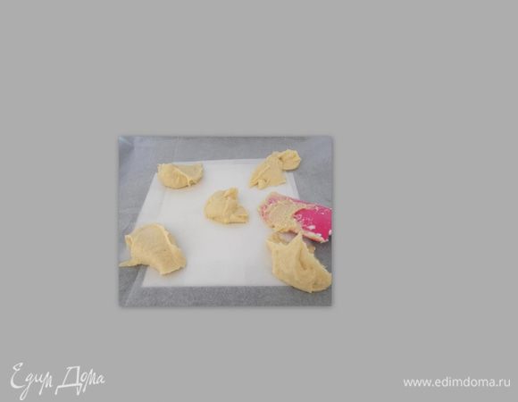 Должна получится масса напоминающий по консистенции мягкое сливочное масла. Берём бумагу для выпечки и на её поверхность выкладываем тесто.