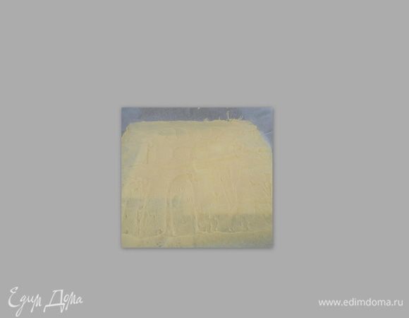 Размазываем равномерно, советую сразу намазать ещё один лист, а может и два это зависит от размера вашего противня на который выкладываете лист с намазанным тестом. У меня хватило теста на два листа размером 30х30 см. Выпекать в заранее разогретой духовки 180 гр 5-7 минут.