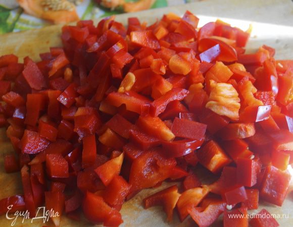 Нут предварительно замочить в холодной воде за 4 часа до приготовления, а лучше сделать это на всю ночь. Затем отварить его как указано на упаковке, а точнее варить 10 минут после закипания на сильном огне, потом убавить огонь и варить еще 50-60 минут.

Салат из нута и болгарского перца ингредиенты	Болгарский перец промыть, очистить от семян и нарезать небольшими кусочками.