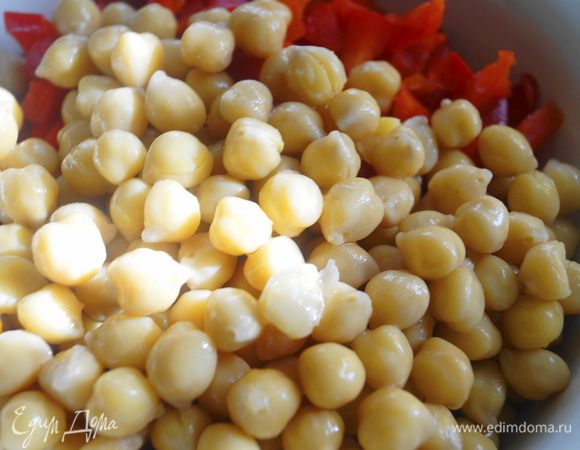 В глубокую чашу выложить перец, помидор и нут.