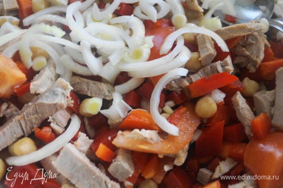 Нарезать отварное мясо соломкой, а репчатый лук тонкими полукольцами и добавить к салату. Свинину лучше использовать постную.